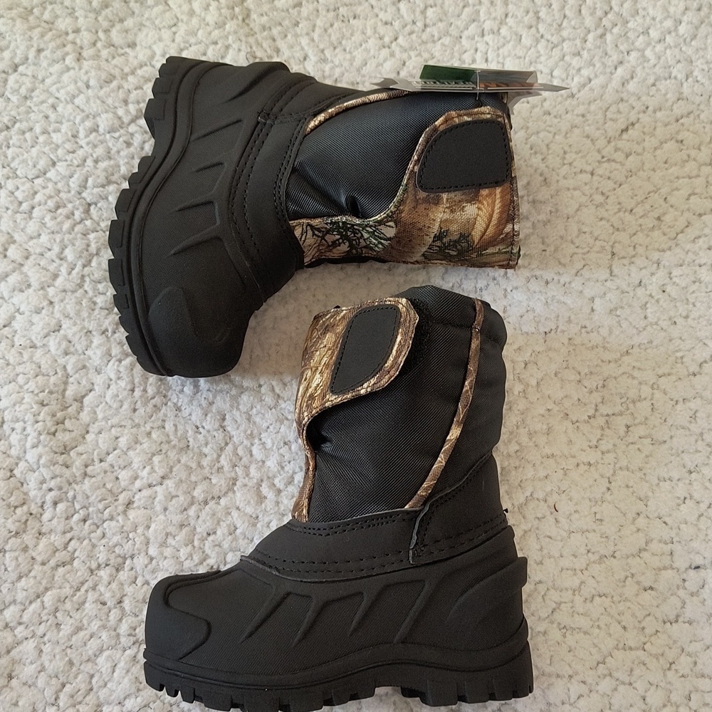 NWT Child's Camo/Black Itasca Snow Cat Winter Boots Size 6T